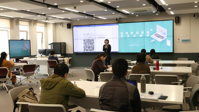 在准备报名证件时，需要注意以下几点：