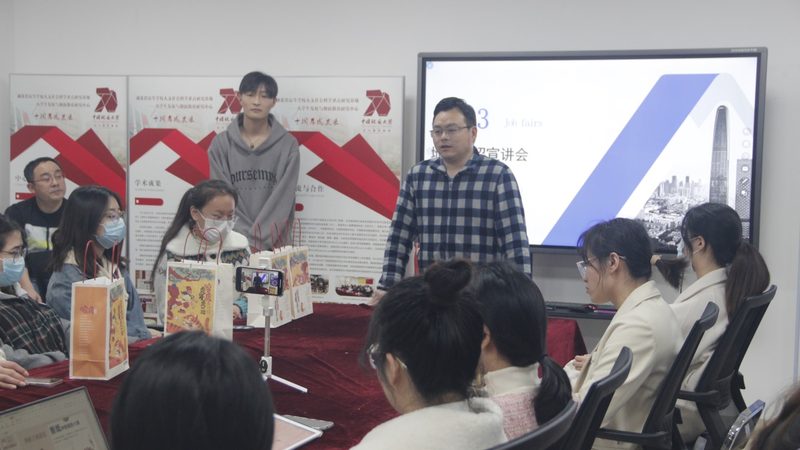 小标题：课程设计工具的重要性
